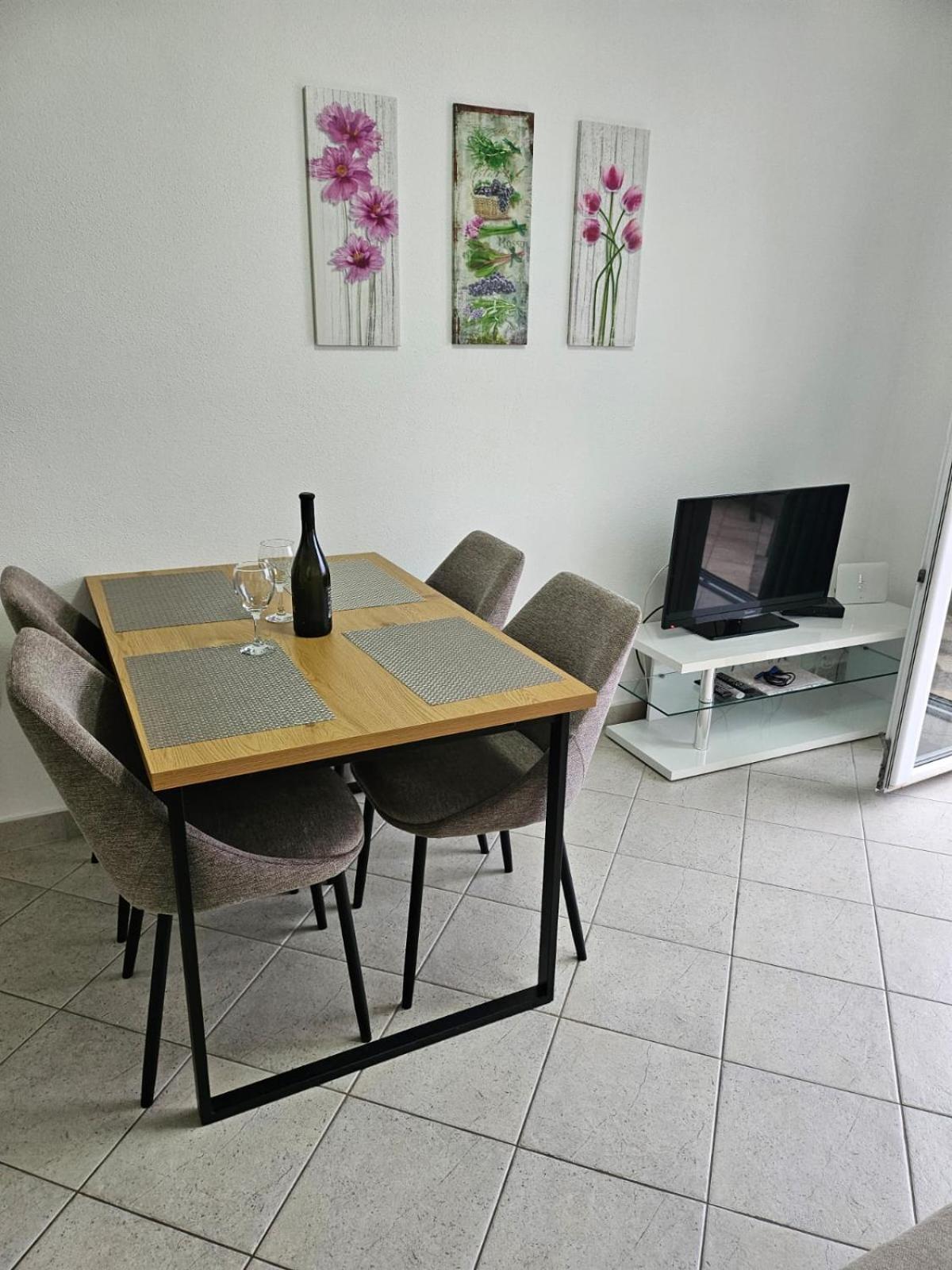 Apartments Andrijanic Baska Voda Phòng bức ảnh